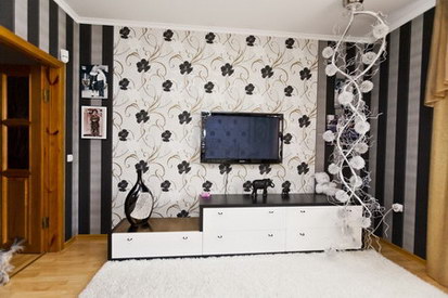 Минималистский дизайн тумбочек и комода подчеркивает классику ковки, перекликаясь с ней нессиметричностью формы.