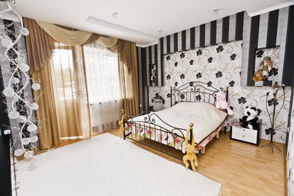 Для спальни с кованной кроватью и вот такими обойчиками решение пришло не сразу.