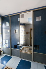 Дизайна дверей разработан в тему плитки на полу.