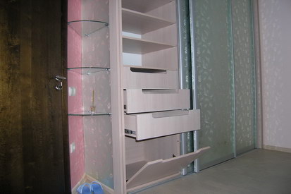 И боковая стенка шкафа и двери выполнены из зеркала с орнаментом. Орнамент срисован с ткани на кровати.