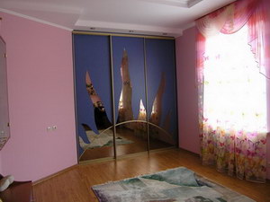 Комбинация рассечения полотна с аппликацией зеркальными элементами