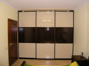 Непросто в спальне из массива придумать шкаф, но можно!