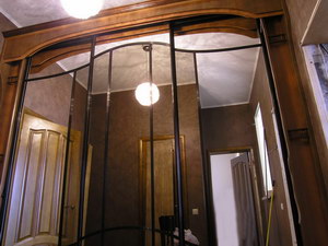 6. При помощи сложных рассечений выполнена имитация филенок деревянной двери (слева)