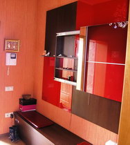 За зеркалом полочки для коcметики, обувь за  сдвижными дверцами