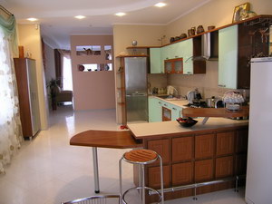 Барная стойка переходит в зону "классического" обеденного стола