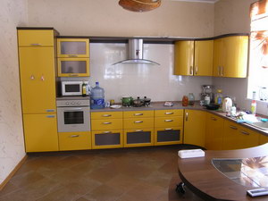 Холодильник в угол, духовку на уровне пояса, зона готовки - просторна, мойка под окном - мечта!