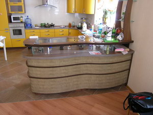 Барная стойка обшитая кожей игуаны с подсветкой пола и зоны "чаепития"