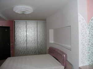 С вогнутой спинкой мы справились, а вот матрасы то фабричные - прямоугольные