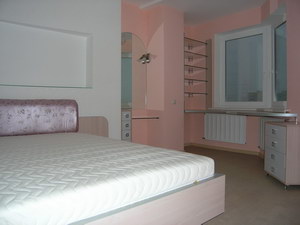 Спальня совмещена с кабинетом (эркер). Максимум света и объёма - это стекло!