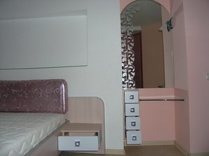 Рисунок с ткани спинки кровати перенесён на зеркал