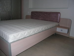 Прикроватные тумбочки "висят" в воздухе